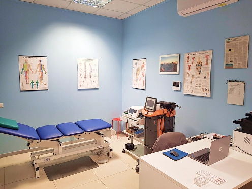 lettino fisioterapista, macchine tecar e laser per terapia