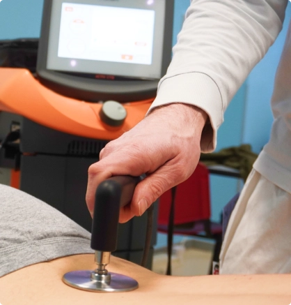 fisioterapista applica teca terapia su paziente